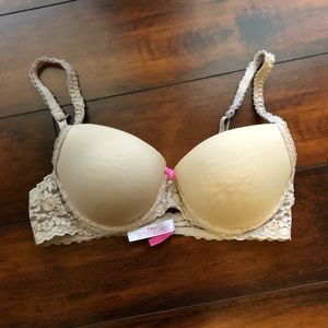 VICTORIA SECRET PINK BRA ; push up Demi